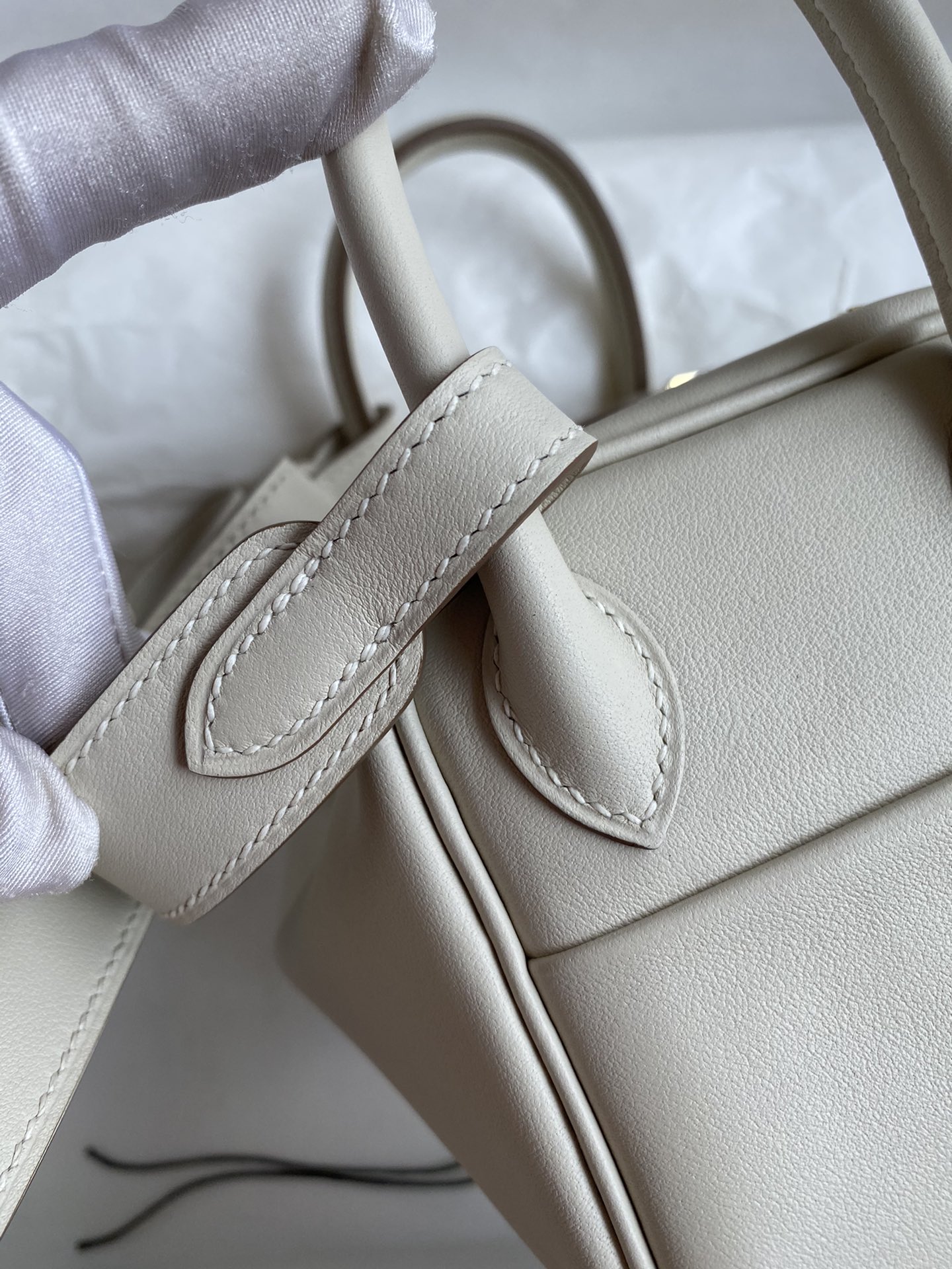 Hermes Lindy 26cm Handbag Shoulder Bag In White Swift Leather